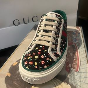 BRAN NEW WITH TAGS  NEVER WORN Gucci
Tennis 1977 cloth trainers